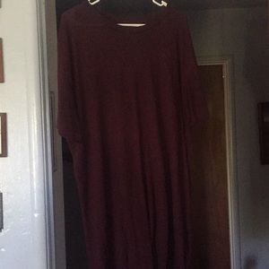 Men’s burgundy short sleeve shirt long in length